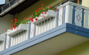 Остекление балкона – дешево или тепло?